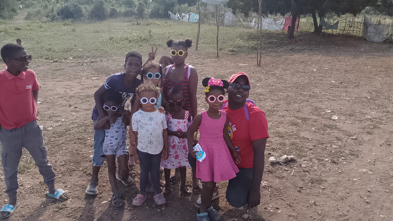 Solidaridad en Villa Central: donación de ropa y helados para niños