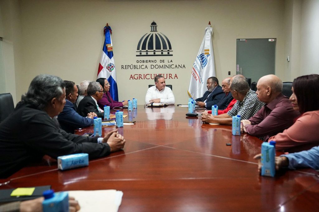 Más de 40 organizaciones del comercio detallista respaldan al ministro de Agricultura y niegan escasez de pollo y huevos