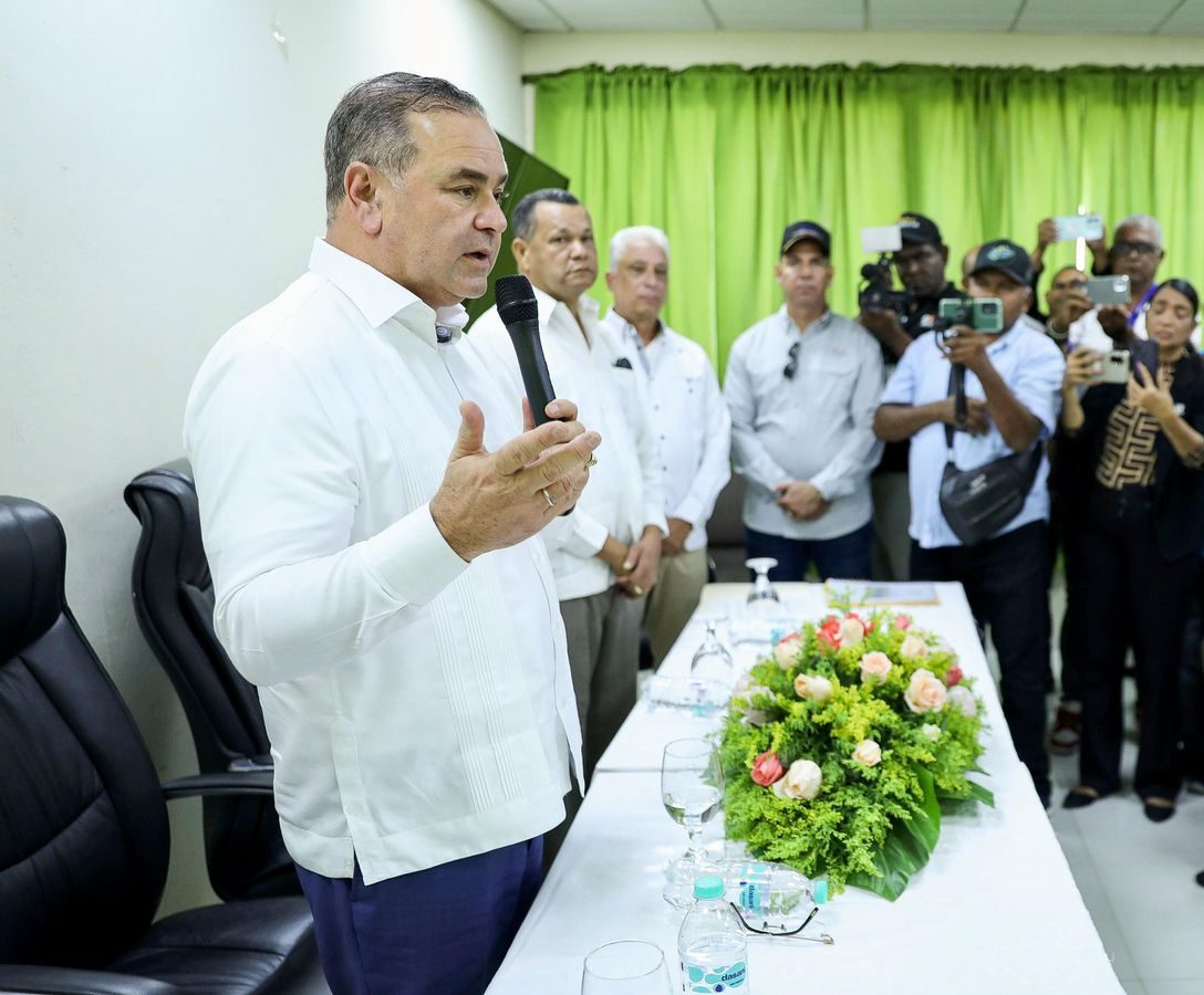 Ministro de Agricultura afirma que programa de reducción de la mano de obra haitiana no tiene reversa en el país Juramenta nuevos directores regionales