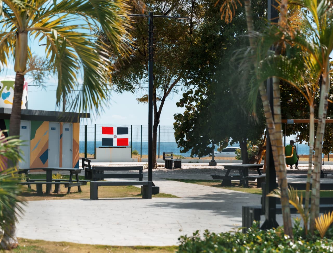 Carolina Mejía coloca la bandera nacional en parques por celebración del Mes de la Patria