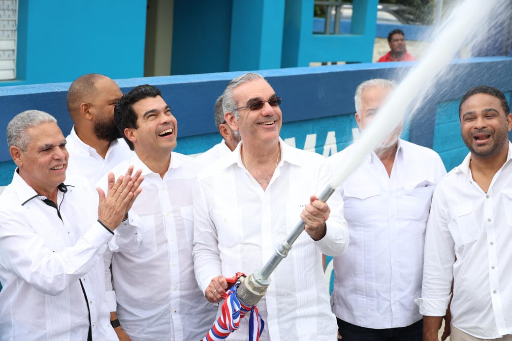 Presidente Luis Abinader y Wellington Arnaud, director del INAPA, inauguran acueducto de Villa Altagracia