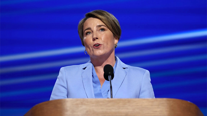 Gobernadora de Massachusetts prohíbe tránsito de vehículos no esenciales por tormenta de nieve