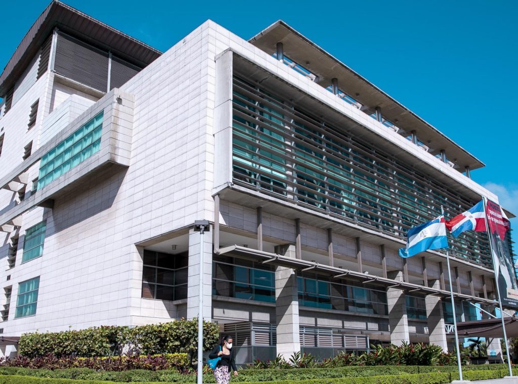 Ministerio Público ocupa cigarrillos y estimulantes sexuales en comercios de Santiago