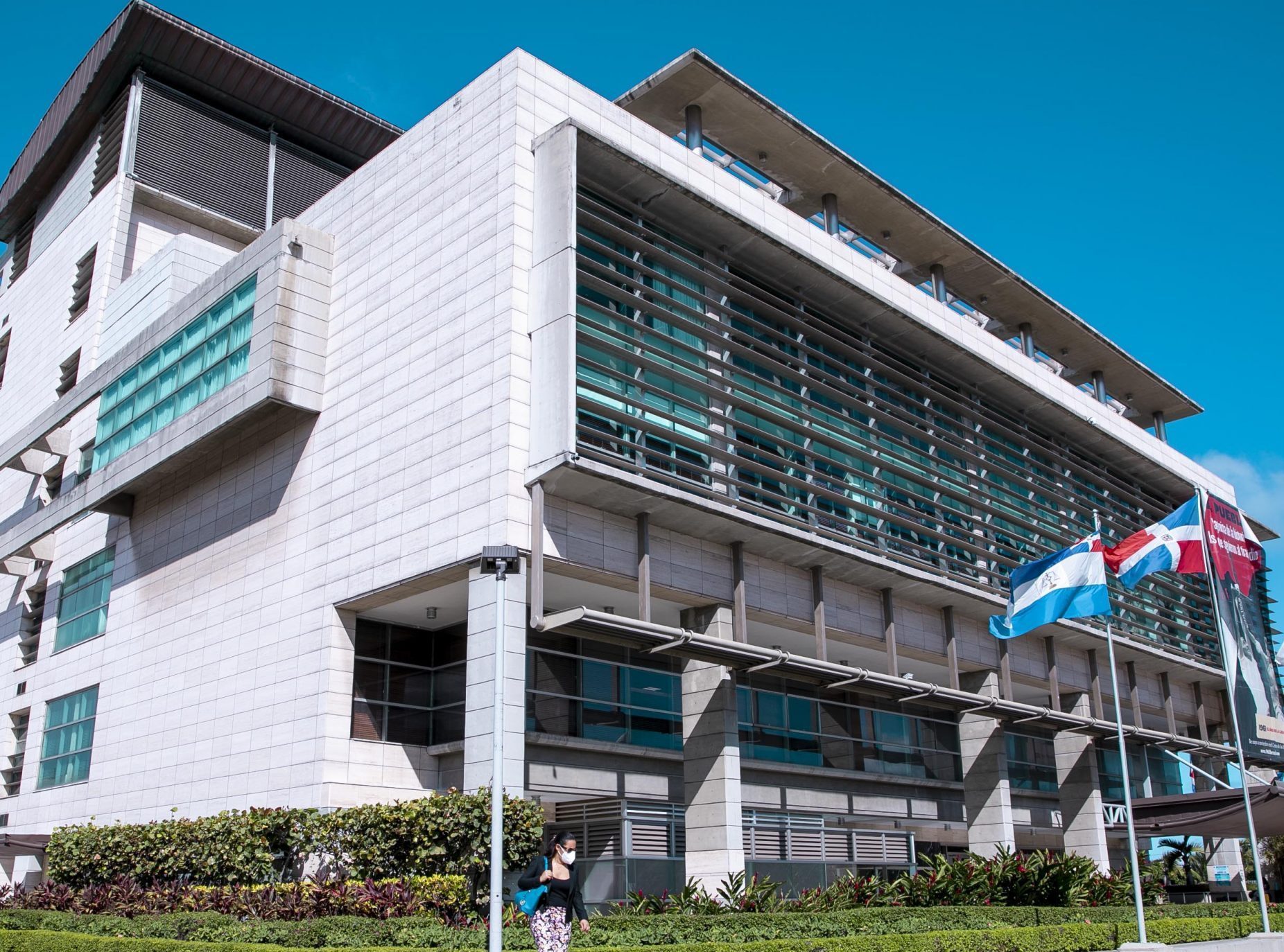 Ministerio Público ocupa cigarrillos y estimulantes sexuales en comercios de Santiago