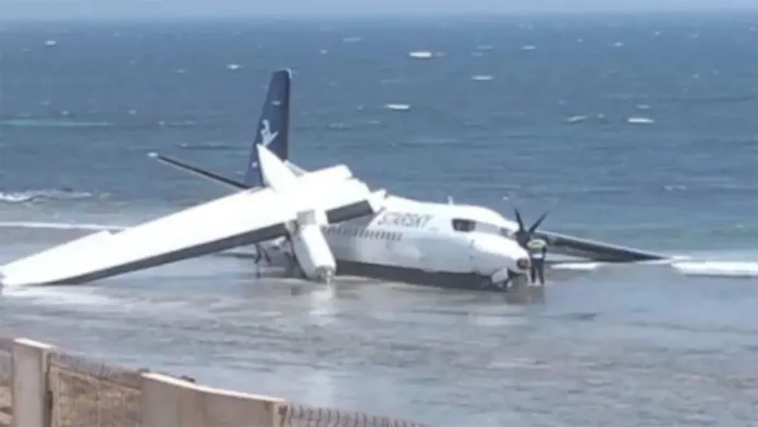 Avión con 55 personas se estrella en playa de Somalia; todos logran evacuar