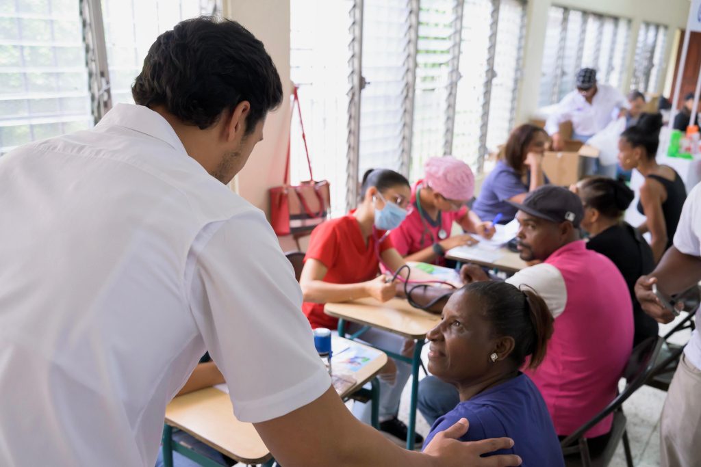 Raymond Rodríguez y Fundación GBC benefician a más de 500 personas con operativo de salud en Gualey, D.N