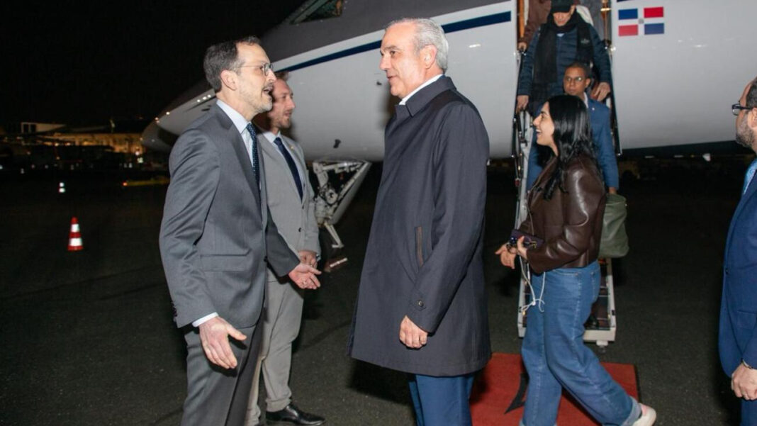 Abinader llega a París para reunirse con Emmanuel Macron y participar en Foro Global Anticorrupción