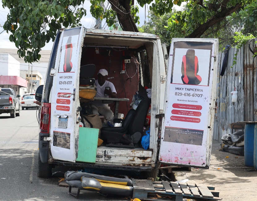 Emprendimientos informales dinamizan la economía de barrio en Santo Domingo