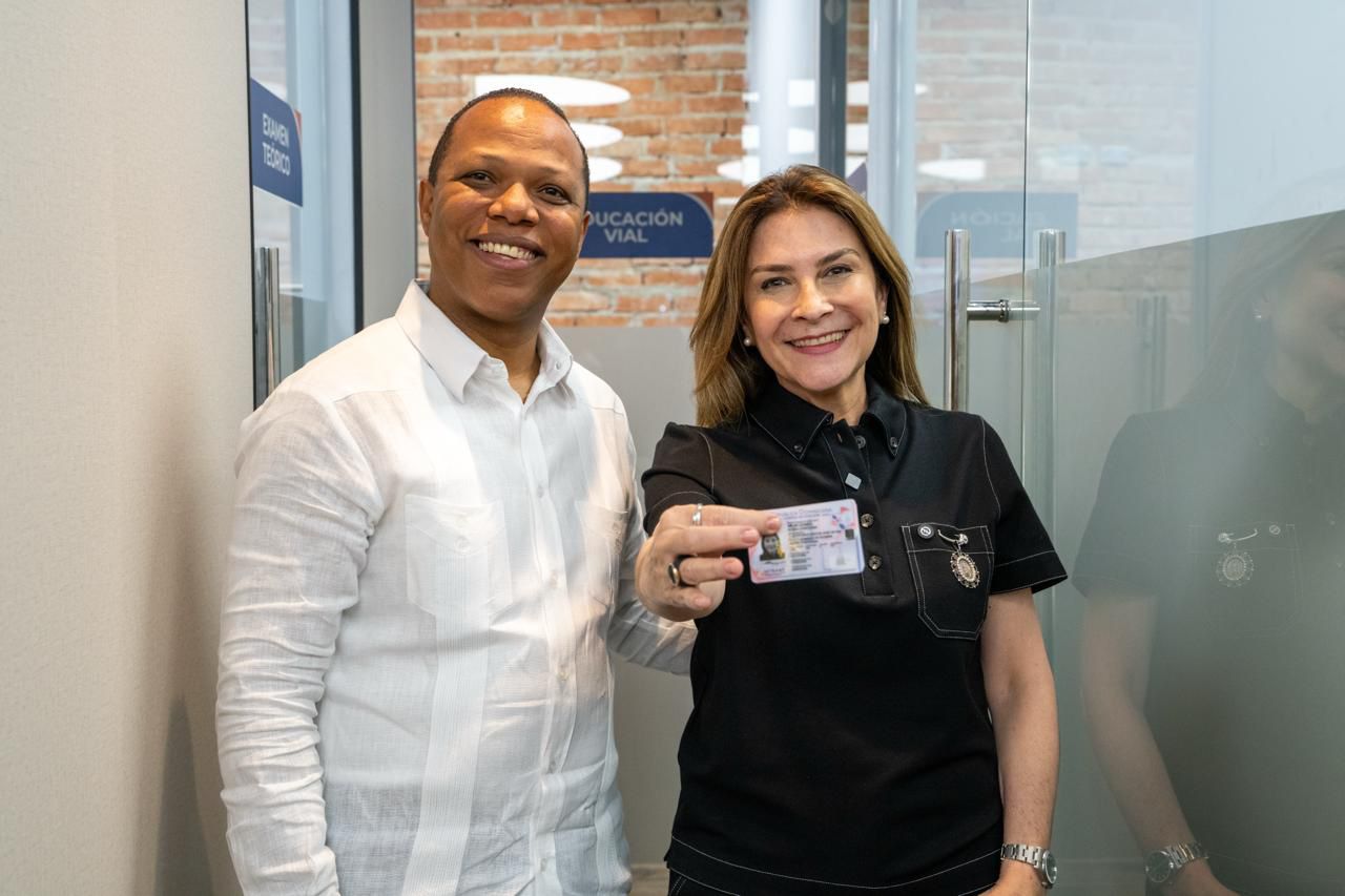 Carolina Mejía destaca el servicio y llama a obtener la nueva licencia de conducir