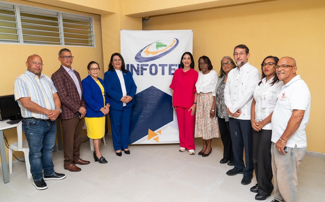 Primera dama inaugura aulas de belleza e informática equipadas por INFOTEP en Ensanche Capotillo