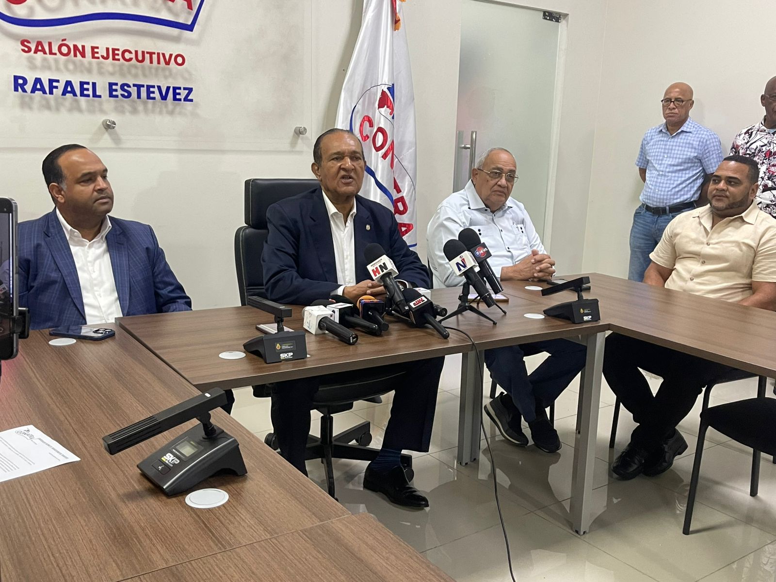 Presidente de Conatra, Antonio Marte pide al gobierno congelar durante 6 meses los precios del Gas Propano (GLP), gasoil premium y regular para uso domestico, industrial, de carga y pasajeros, respectivamente.