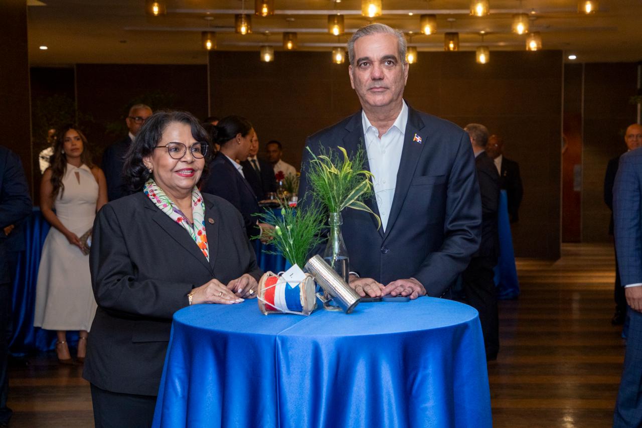 Presidente Abinader asiste a apertura de clase magistral que busca fortalecer la transparencia y rendición de cuentas a nivel internacional