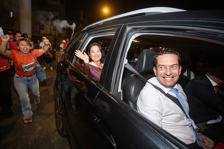 Keiko Fujimori dice tener la fuerza para gobernar Perú, pero la acusan de liderar pacto mafioso