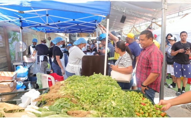 Feria Agropecuaria 2026 atrae a cientos en busca de alimentos a bajo costo