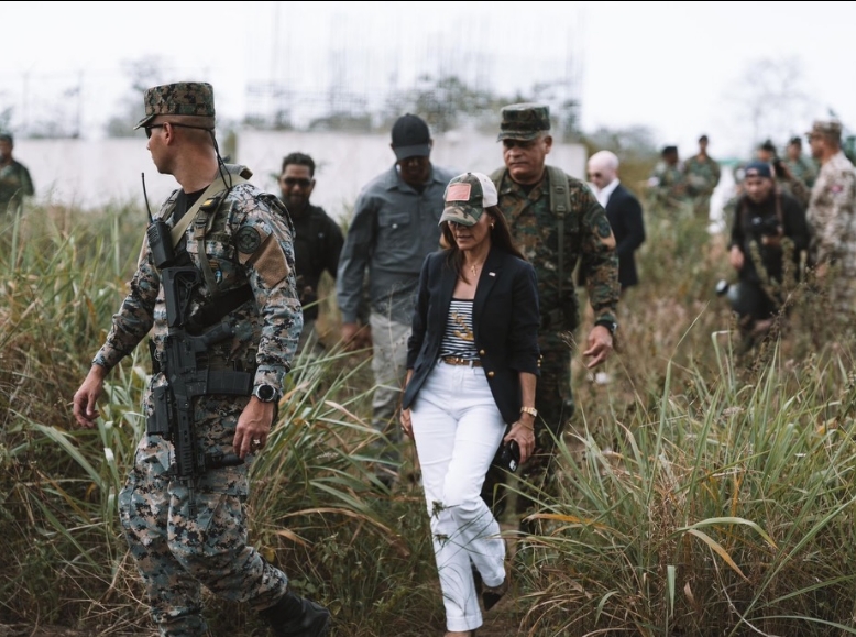 Ministro de Defensa y embajadora de EE.UU. recorren zona fronteriza en Dajabón