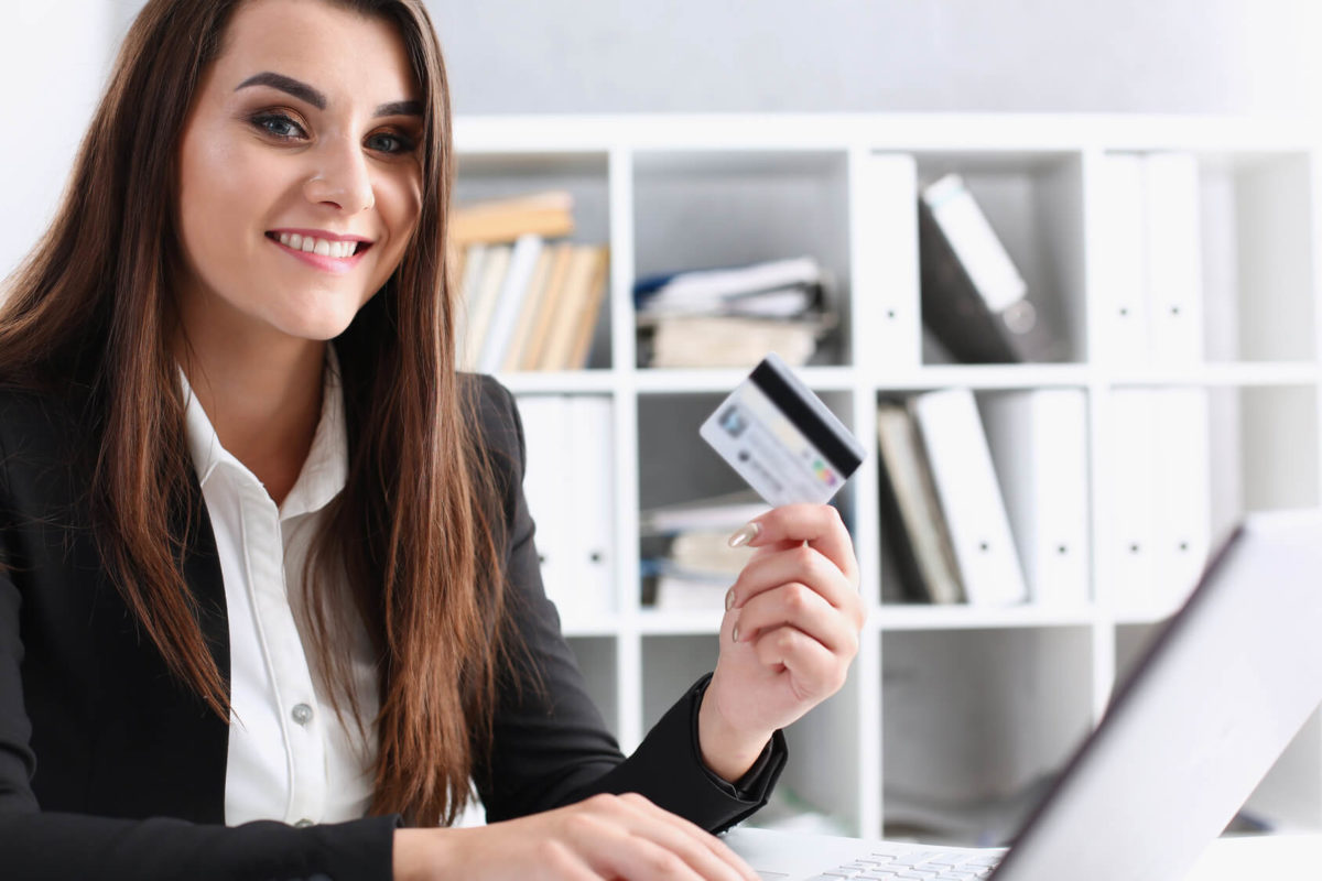 Usuarios con créditos en el sistema financiero crecen 2%, con mayor participación femenina
