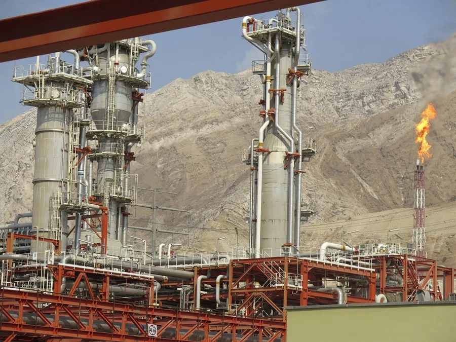 Irán lanza misiles contra la Quinta Flota de EE.UU. y refinerías israelíes
