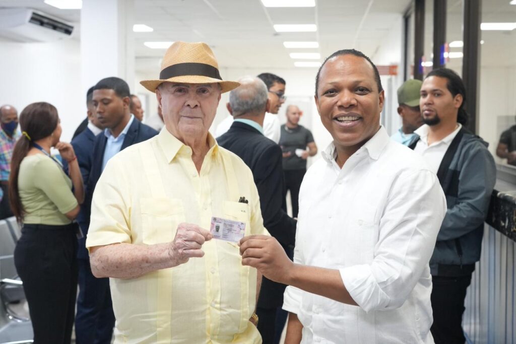 El expresidente de la República, Hipólito Mejía, realizó el proceso para obtener su 𝗻𝘂𝗲𝘃𝗮 𝗹𝗶𝗰𝗲𝗻𝗰𝗶𝗮 𝗱𝗲 𝗰𝗼𝗻𝗱𝘂𝗰𝗶𝗿, destacando la limpieza, el orden y la organización del servicio durante su visita.