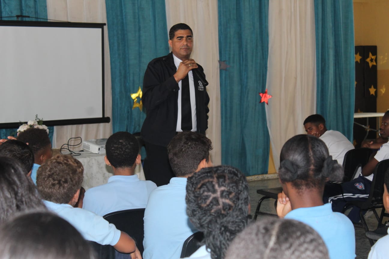 Ministerio Público interactúa con estudiantes durante charla preventiva en centro educativo de Santiago