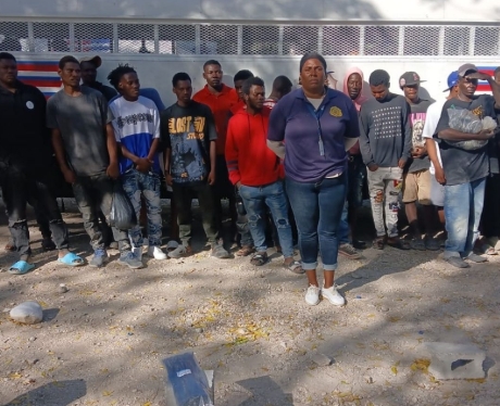 Detienen a 47 nacionales haitianos en condición migratoria irregular en Jimaní