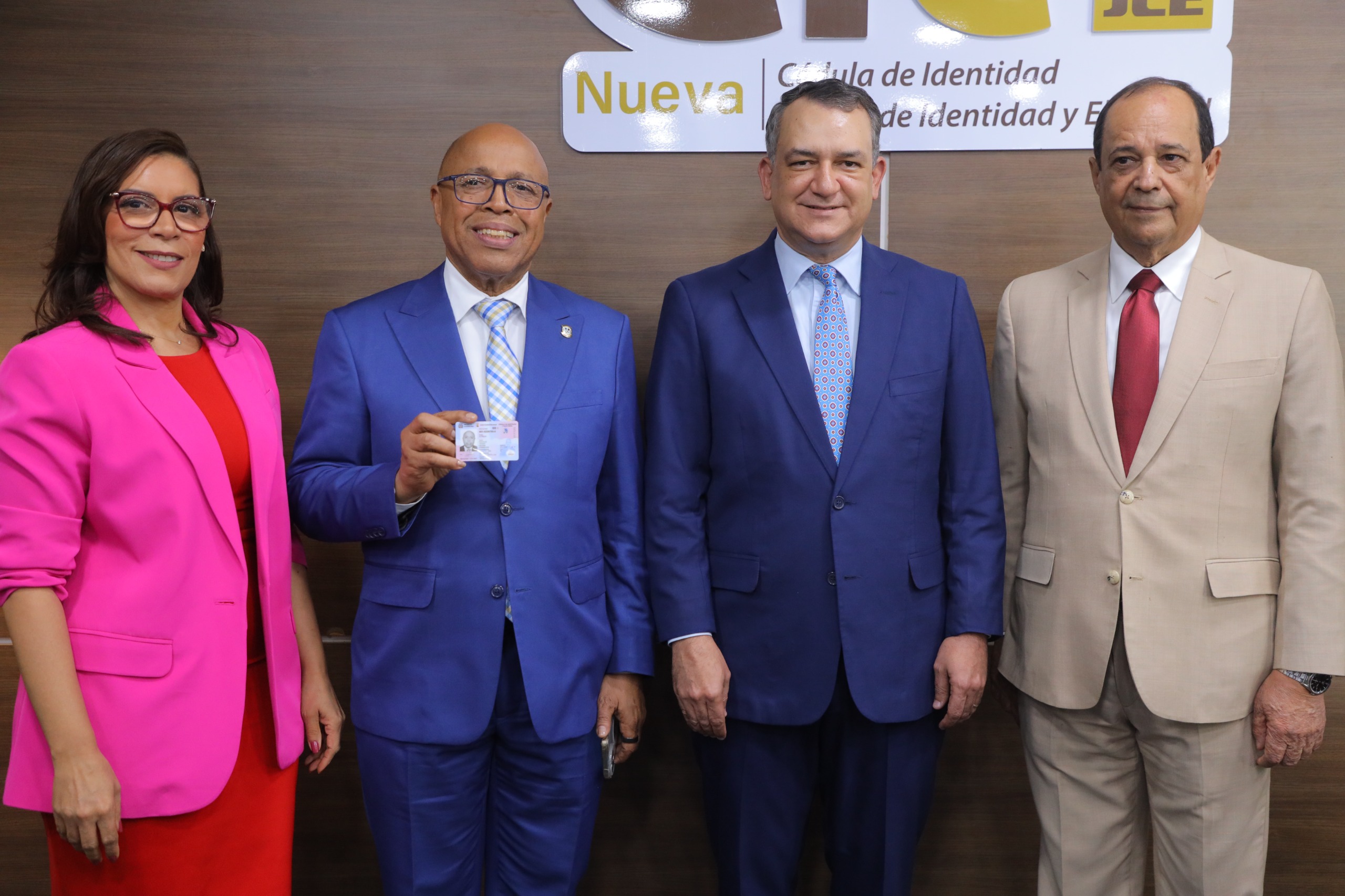 Alfredo Pacheco recibe y respalda entrega de nueva cédula