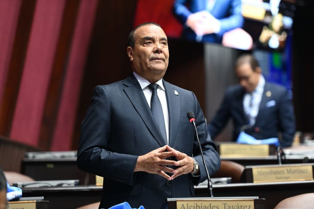 Diputado y economista Alcibíades Tavárez denuncia deuda pública ronda los 80 mil millones de dólares