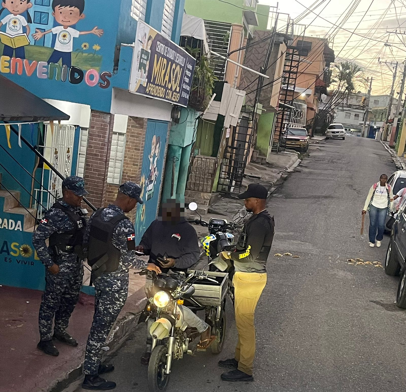 DGM detiene 962 y deporta 852 extranjeros indocumentados este martes: Aprehenden 261 en Regiones Metropolitana y Este del país