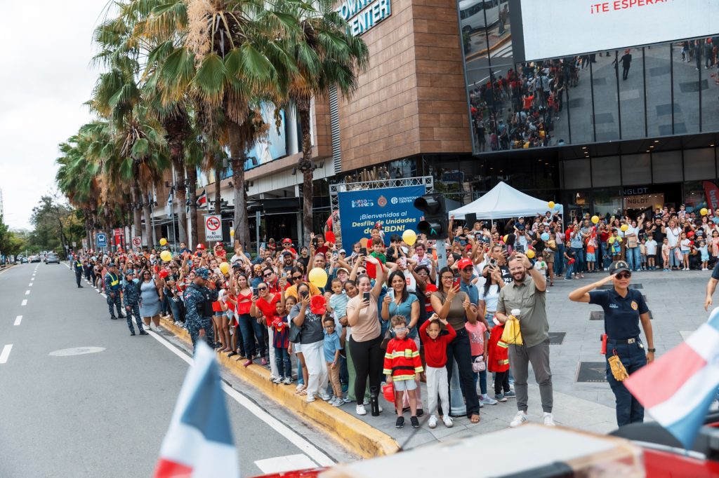 Bomberos del DN realizan su 40º graduación y el tradicional desfile de camiones