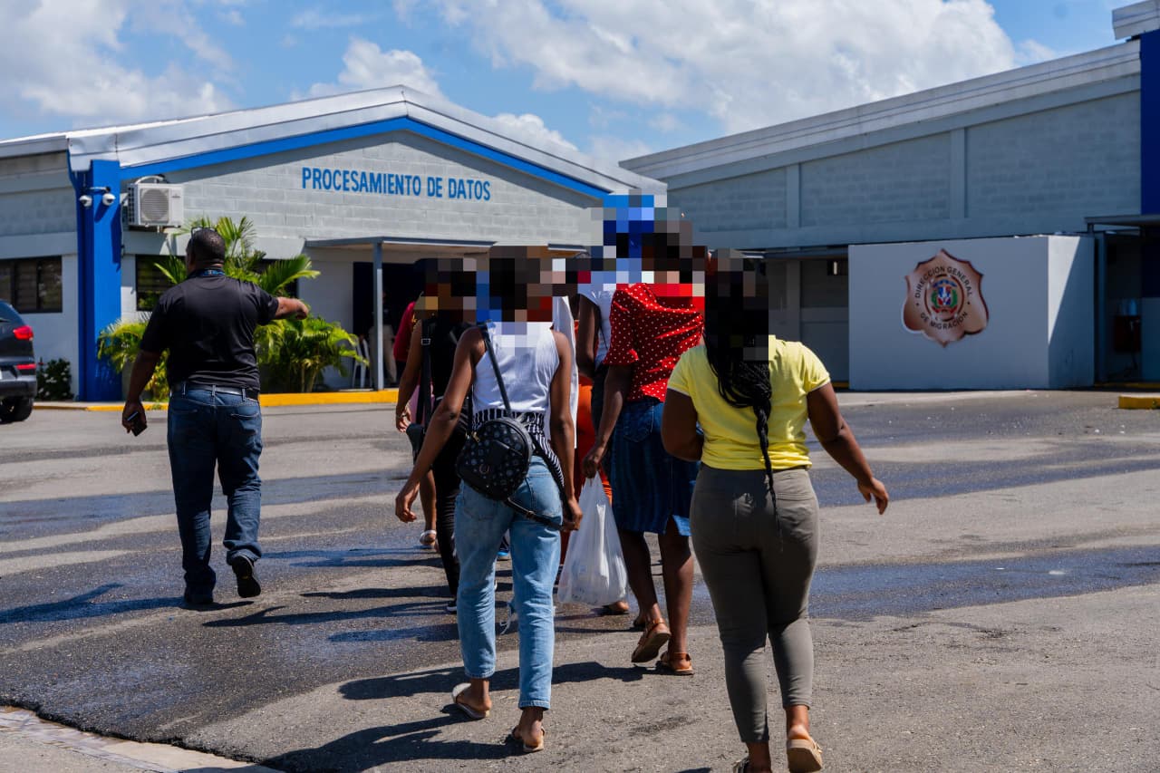 Este lunes la DGM ejecuta la salida del país de 861 indocumentados y aprehende a 1,104 en operativos de interdicción migratoria