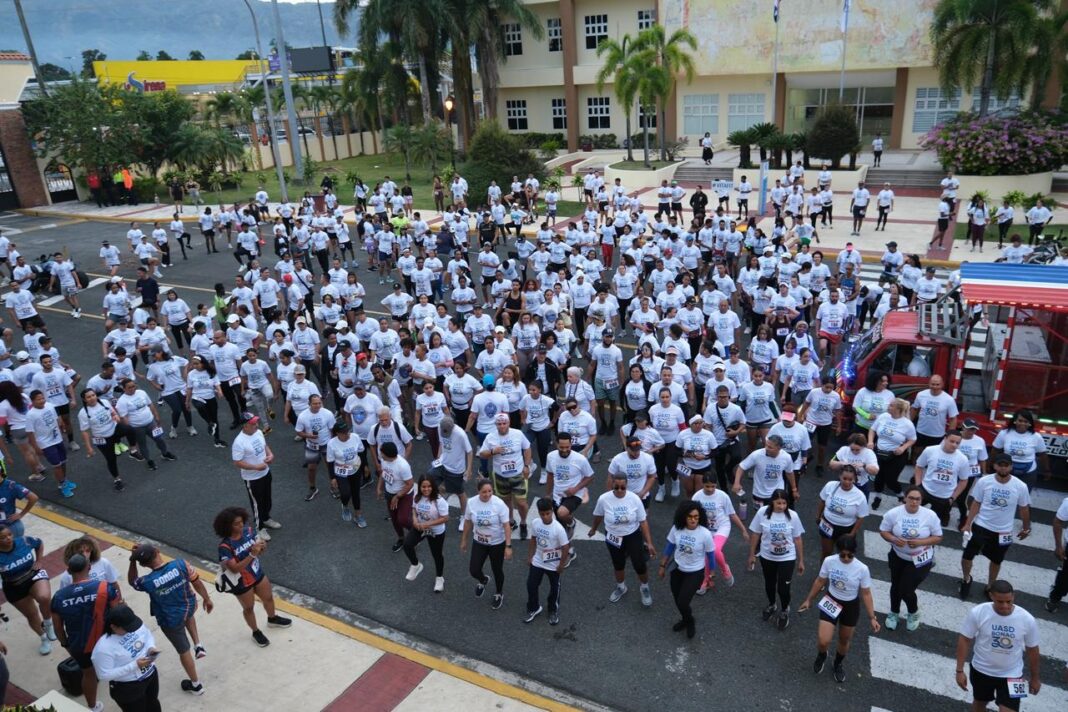 Caminata por la salud reúne a más de 800 personas en aniversario del CURCE-UASD Bonao