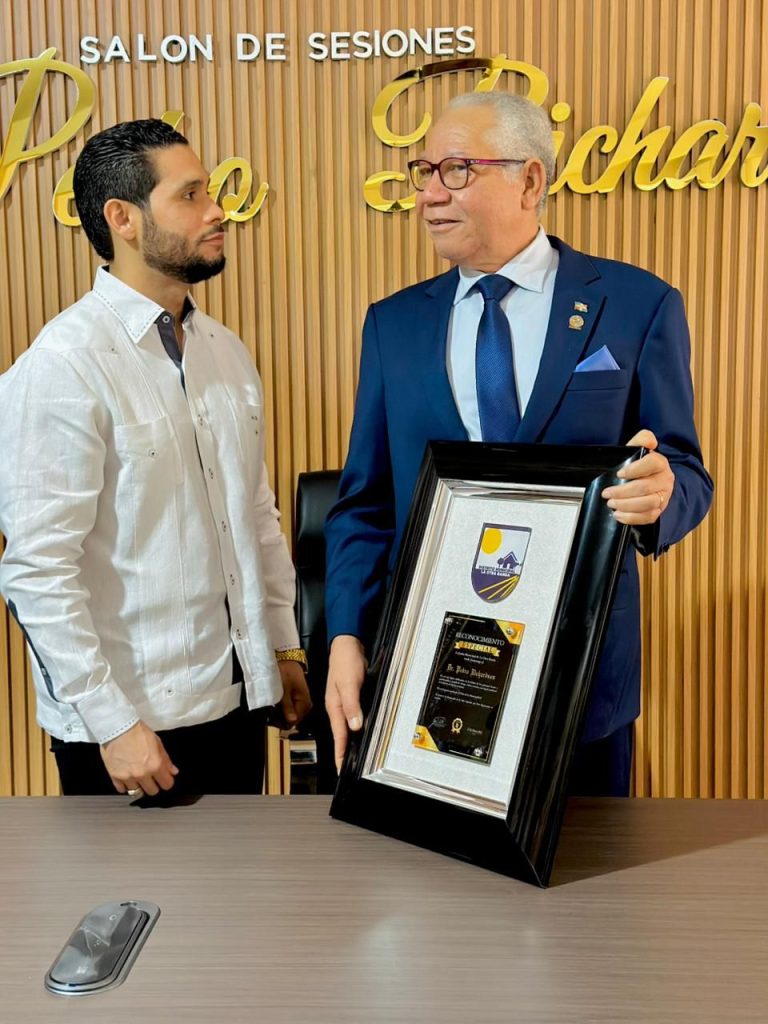 La Otra Banda honra a Pedro Richardson y designa la Sala Capitular con su nombre