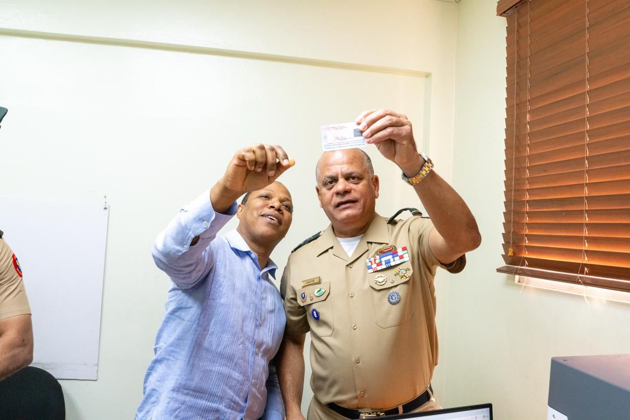 Ministro de Defensa destaca servicio y llama a militares a obtener la nueva licencia de conducir