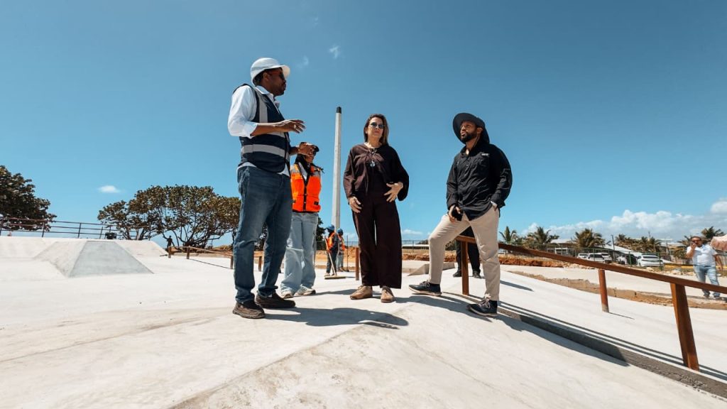Carolina supervisa avances en cancha de fútbol y skate park del Malecón Deportivo