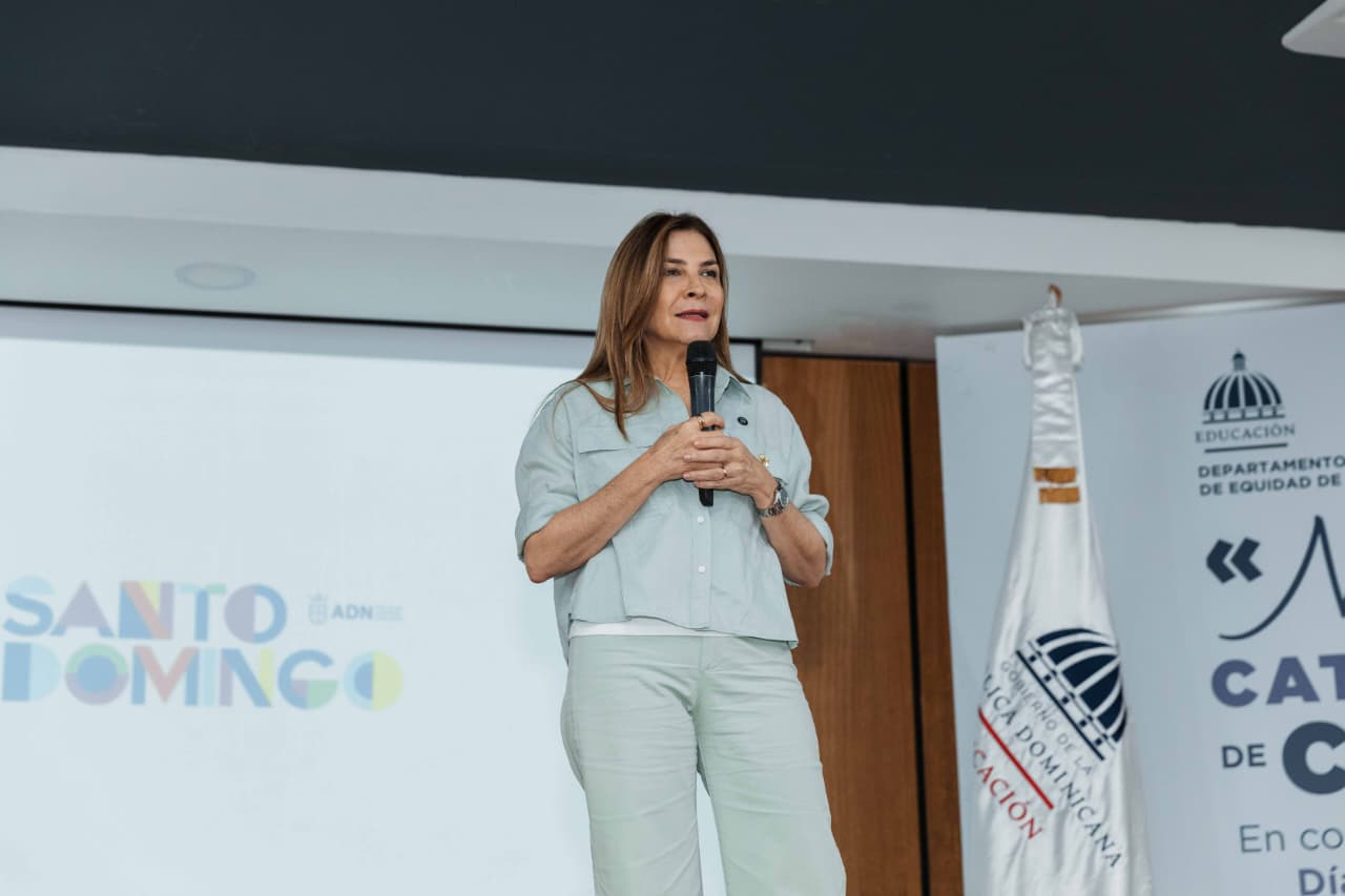 Carolina continúa su acercamiento con estudiantes; lleva programa al Centro Educativo La República de Guatemala