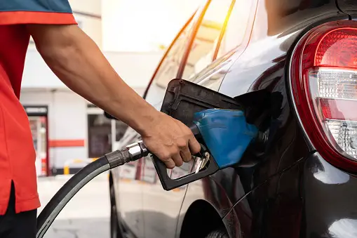 Suben RD$10 la gasolina en medio de crisis internacional