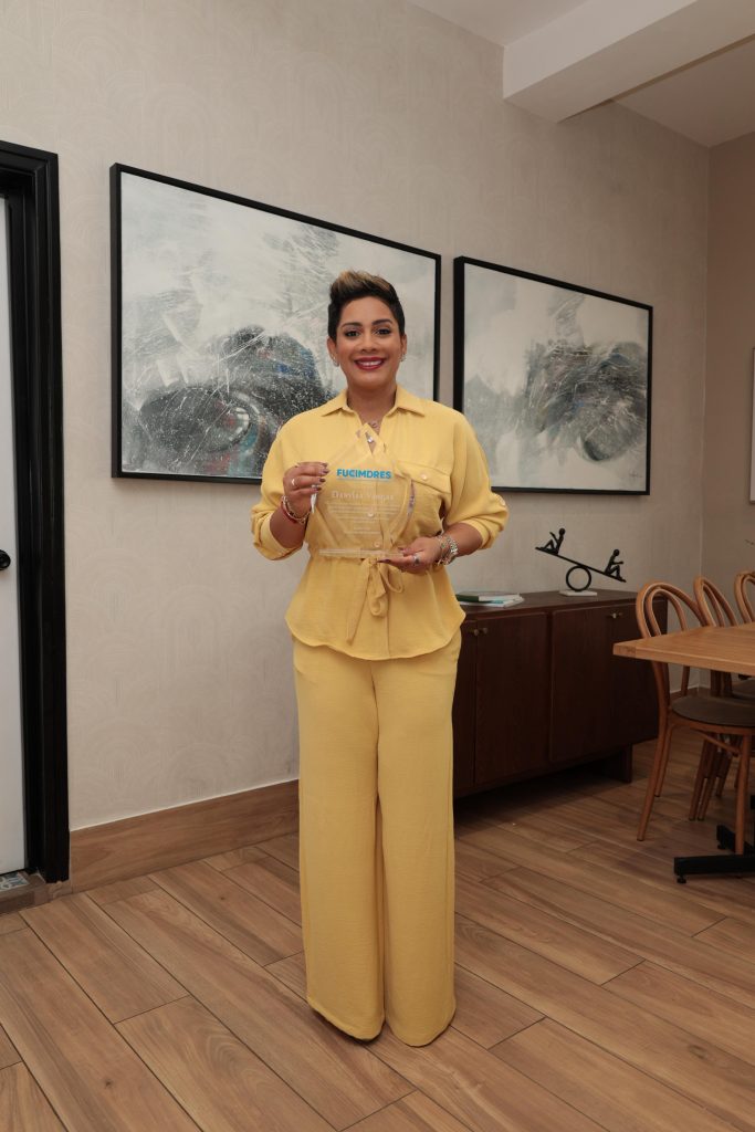 Danylsa Vargas recibe reconocimiento por su trayectoria en el III Congreso de Medios Digitales y Redes Sociales