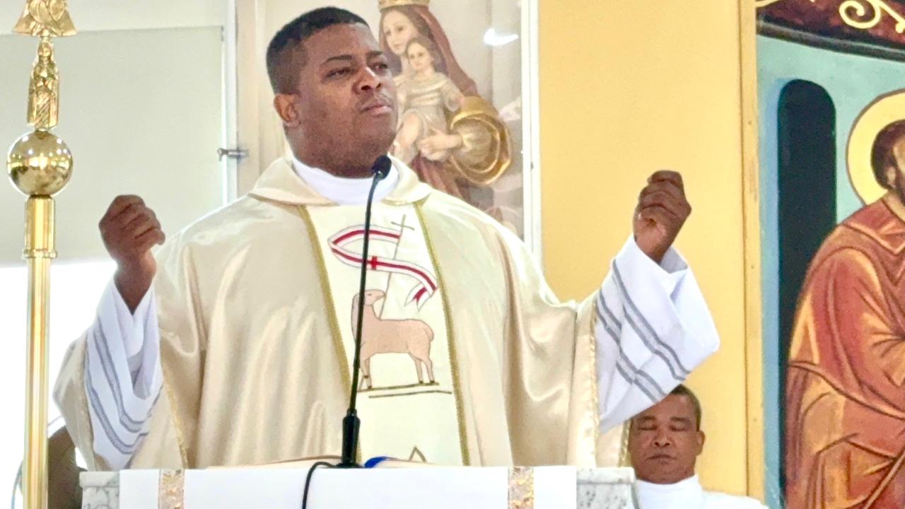 En plena homilía sacerdote exige terminación de calles tras 4 años de su destrucción en Sabana Grande de Boyà