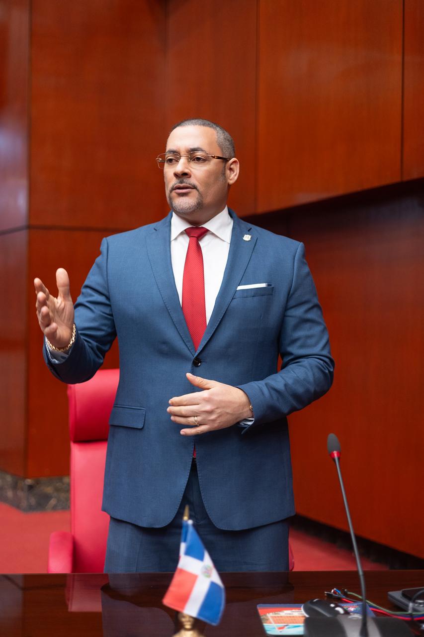 Senador Eduard Espiritusanto somete modificación a la Ley de Residuos Sólidos