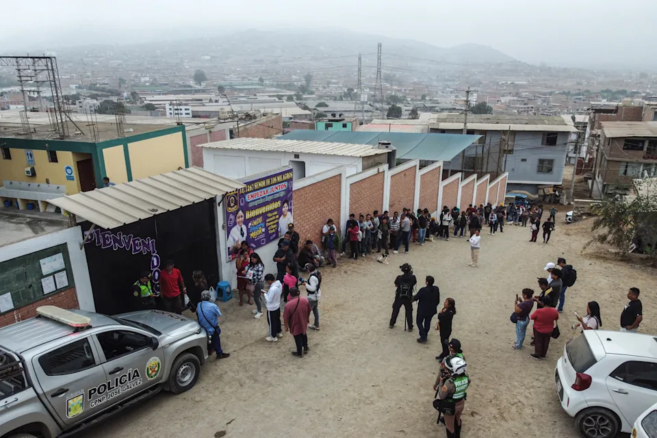 Perú abre un día tarde colegios para 52.000 electores que se quedaron sin votar el domingo