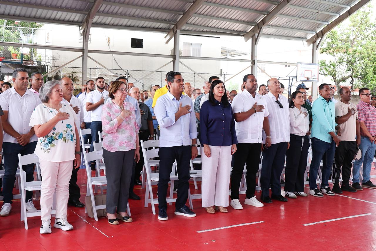 Ministro Kelvin Cruz inicia reconstrucción de dos multiusos en Hermanas Mirabal