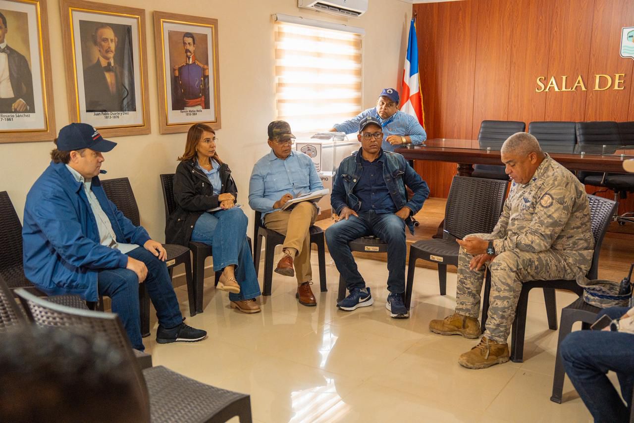Paliza encabeza jornada social en Villa Montellano; garantiza auxilio a afectados y anuncia obras ante lluvias