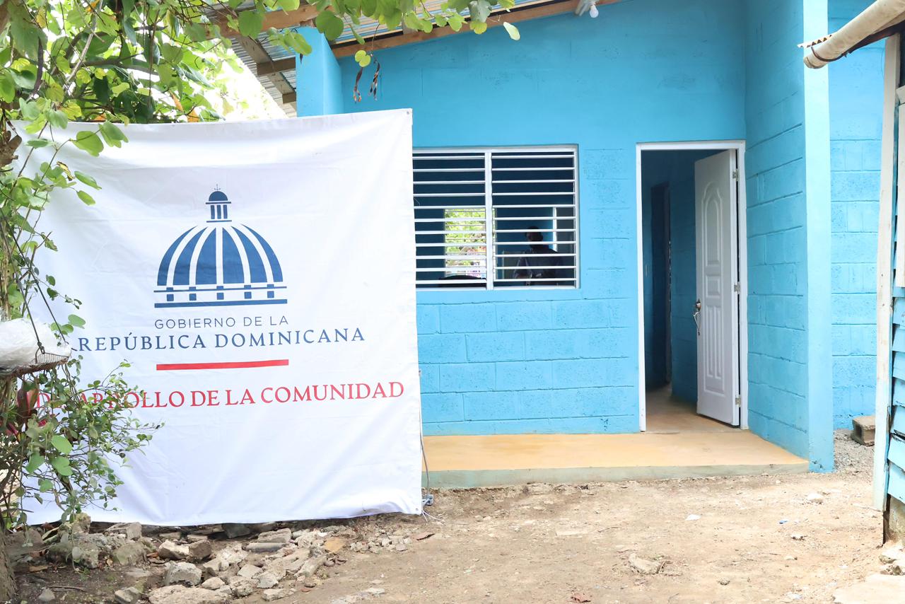 Desarrollo de la Comunidad construye y entrega dos viviendas equipadas a familias vulnerables en Moca
