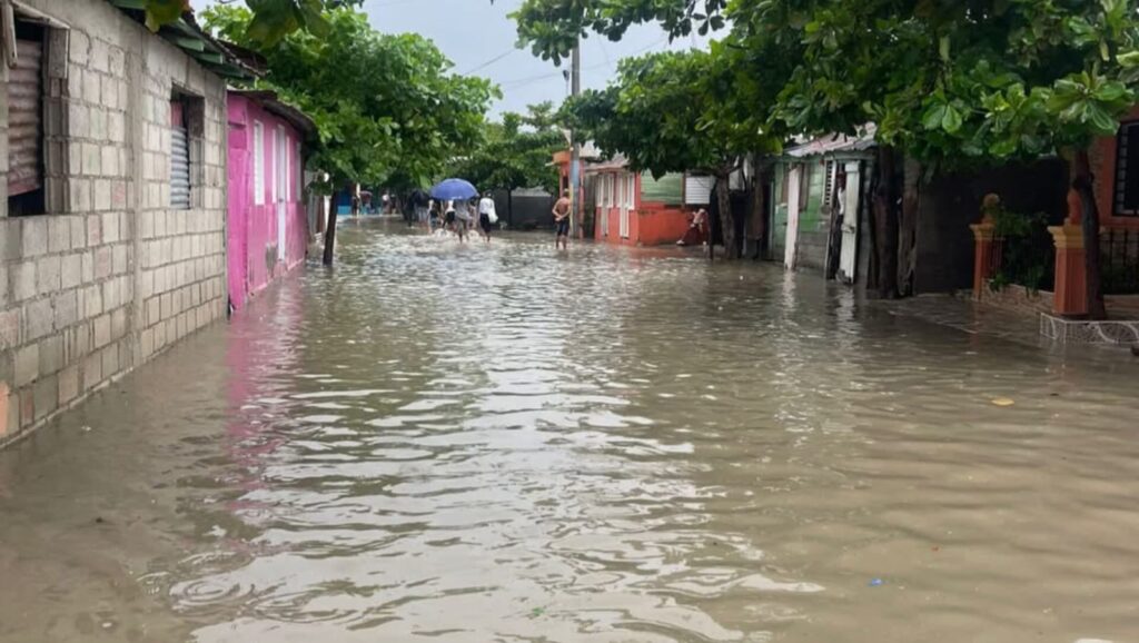 Inundaciones afectan comunidades de Nagua tras intensas lluvias