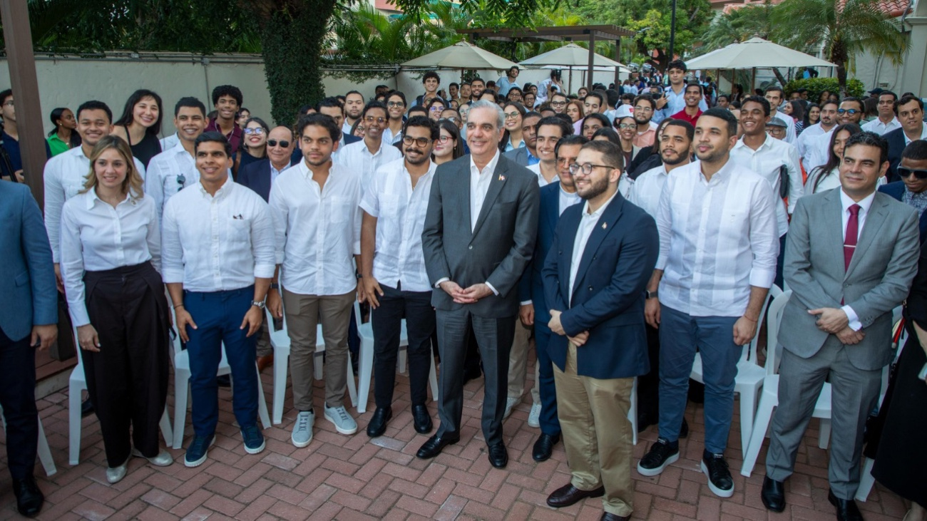 Presidente Abinader participa en conversatorio político con universitarios