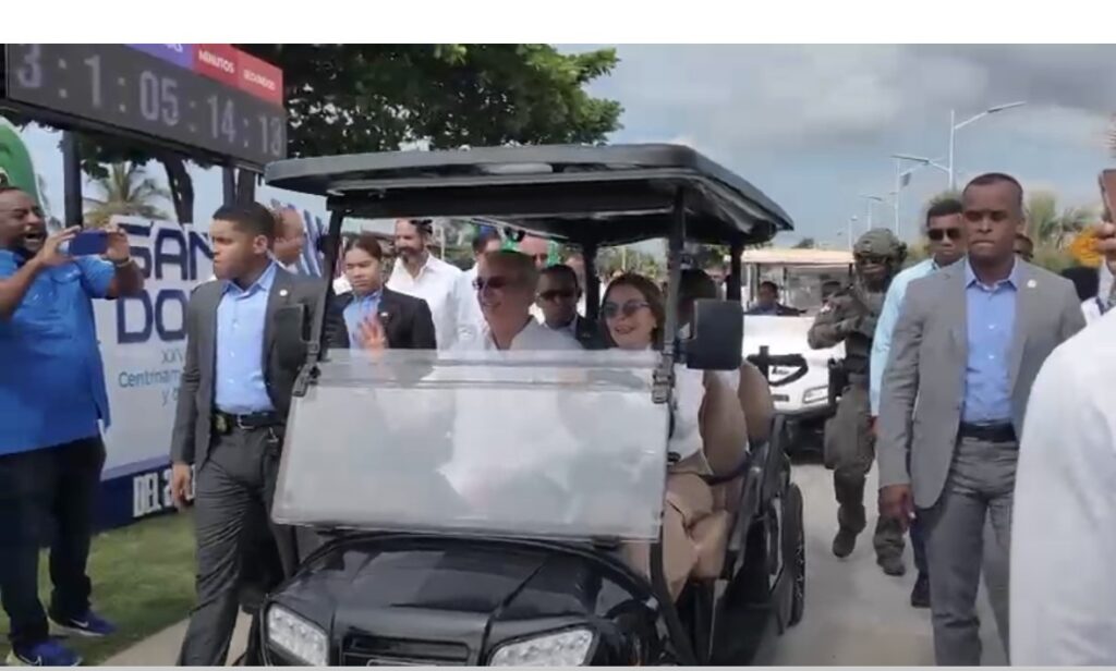 Luis Abinader y Carolina Mejía recorren en carrito de golf el nuevo Malecón Deportivo