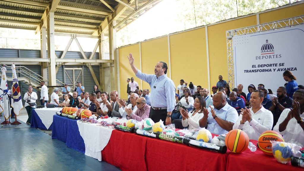 Alberto Rodríguez encabeza apertura de Juegos Interescolares en Los Alcarrizos: "El deporte escolar es el alma de las comunidades"