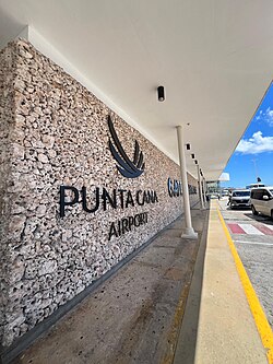 Autoridades investigan muerte de joven hallado dentro de baño en Aeropuerto de Punta Cana