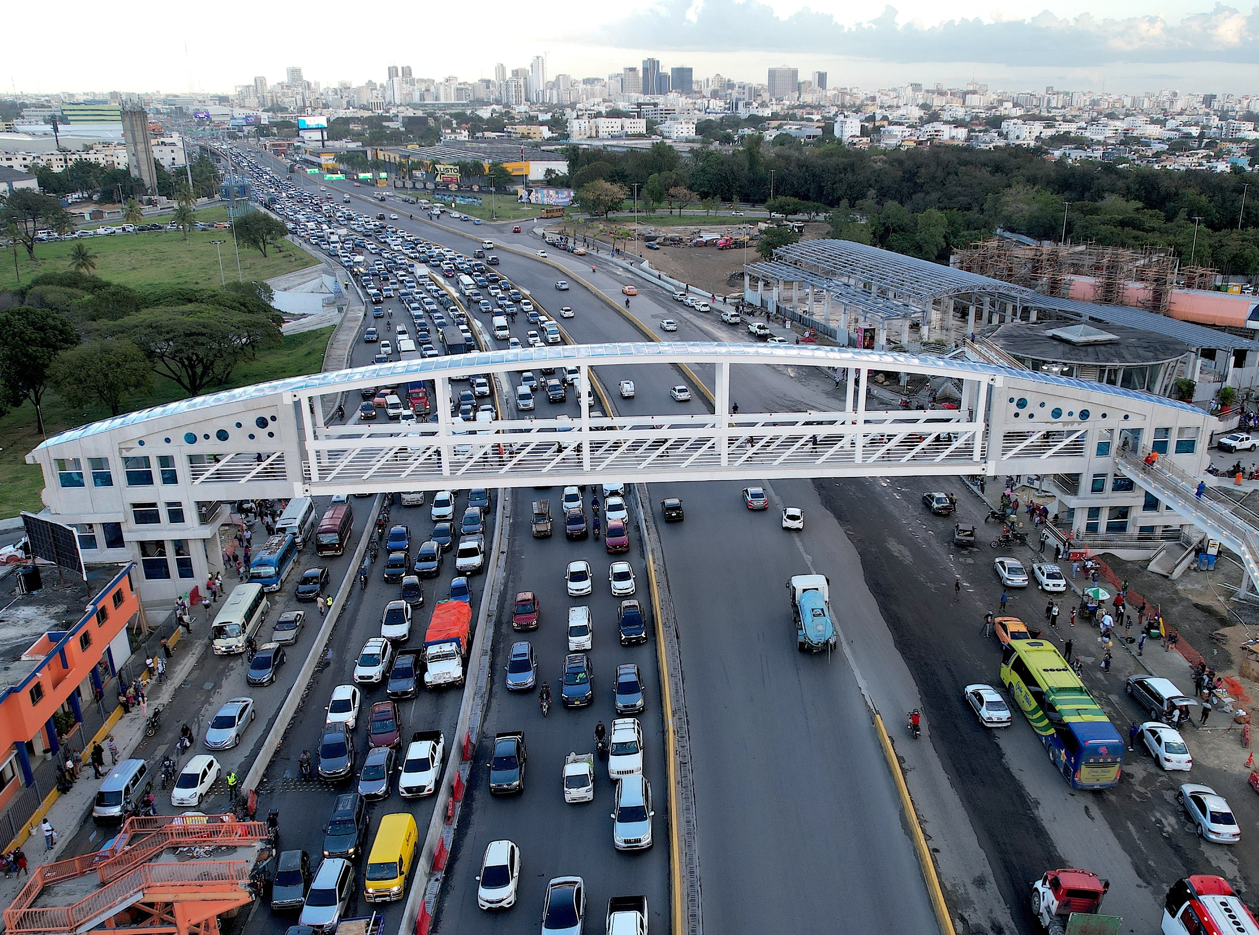 Antonio Marte saluda y agradece construcción puente peatonal kilómetro 9; reitera no habrá aumento de pasajes por Semana Santa y ruega a transportistas a desplazarse con prudencia en carreteras y autopistas.