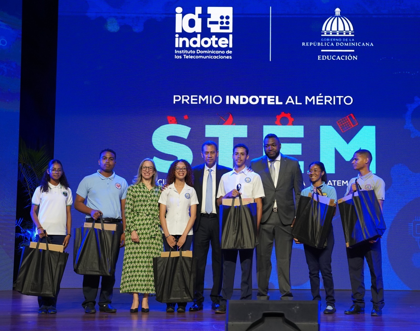 MINERD e INDOTEL premian a más de 300 estudiantes por liderazgo, excelencia académica e innovación en STEM