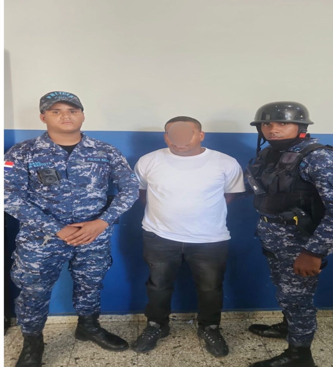 Apresan hombre en flagrante delito por presunto intercambio fraudulento de tarjeta bancaria